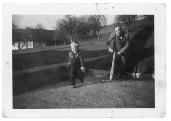 Vater und Sohn in SS-Siedlung des KZ Mauthausen Vater und Sohn in SS-Siedlung des KZ Mauthausen